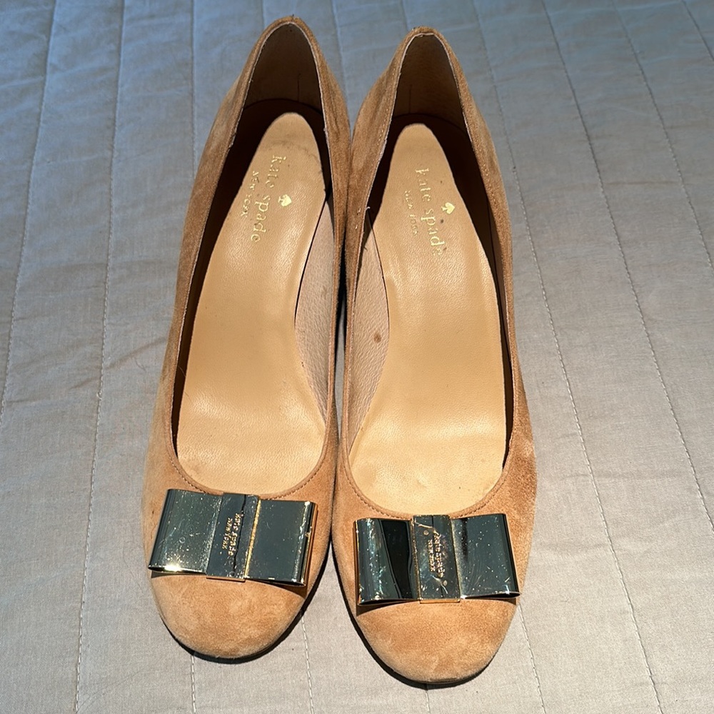 Kate Spade beige suede bow block heel pumps